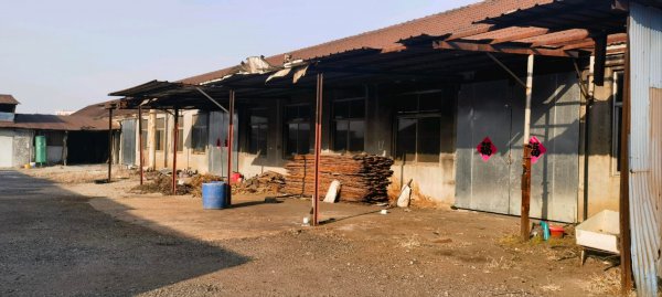 龍山辦泊子村北工業(yè)園廠房帶250千瓦變壓器，約四百平，帶辦公