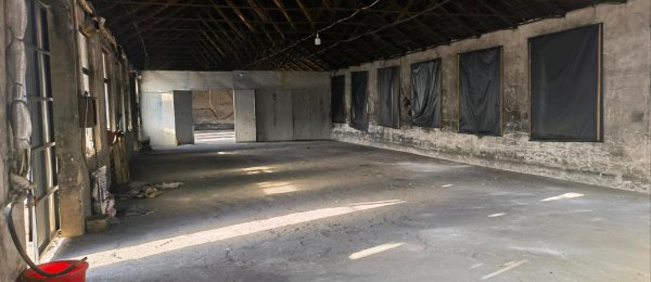 龍山辦泊子村北工業(yè)園廠房帶250千瓦變壓器，約四百平，帶辦公