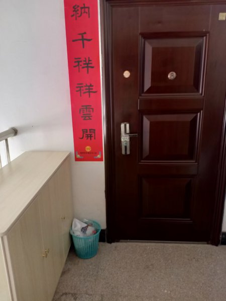 鴻福花園精裝閣樓，650一個(gè)月
