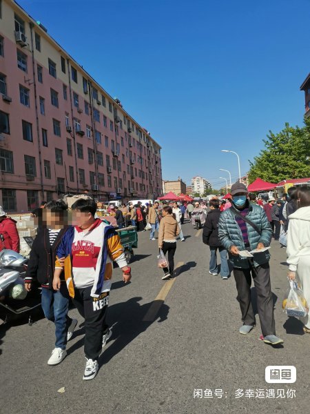 爬山街早市小店出售。