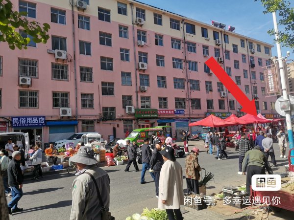 爬山街早市小店出售。