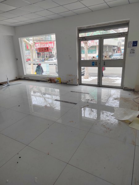 文登區(qū)五龍街家家悅超市對面，臨街商鋪，適合水果超市，足療店，