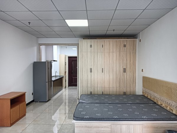 人和國(guó)際公寓樓南樓906室，可辦公可居住，電器齊全