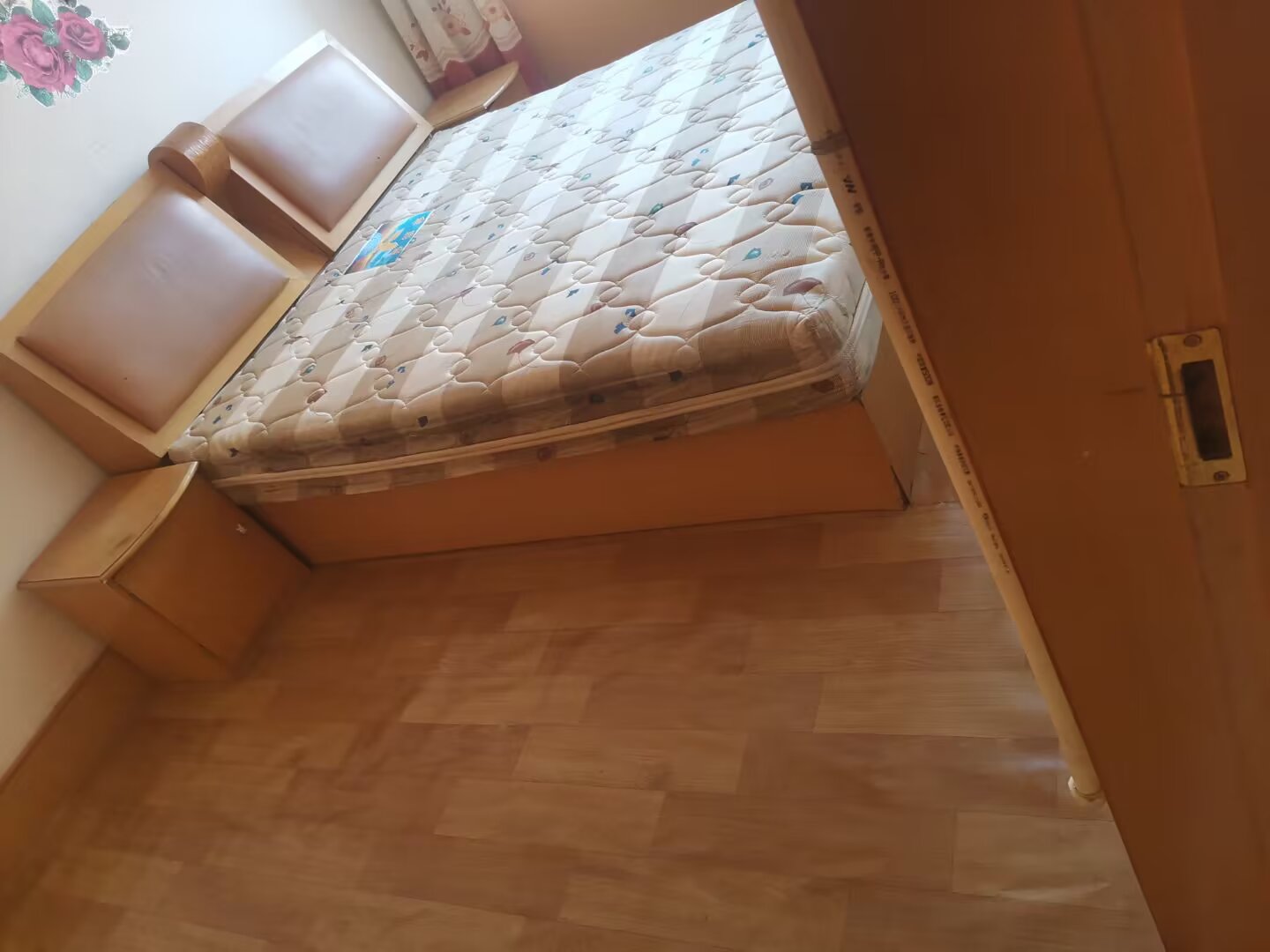 天潤(rùn)城東門往北200米