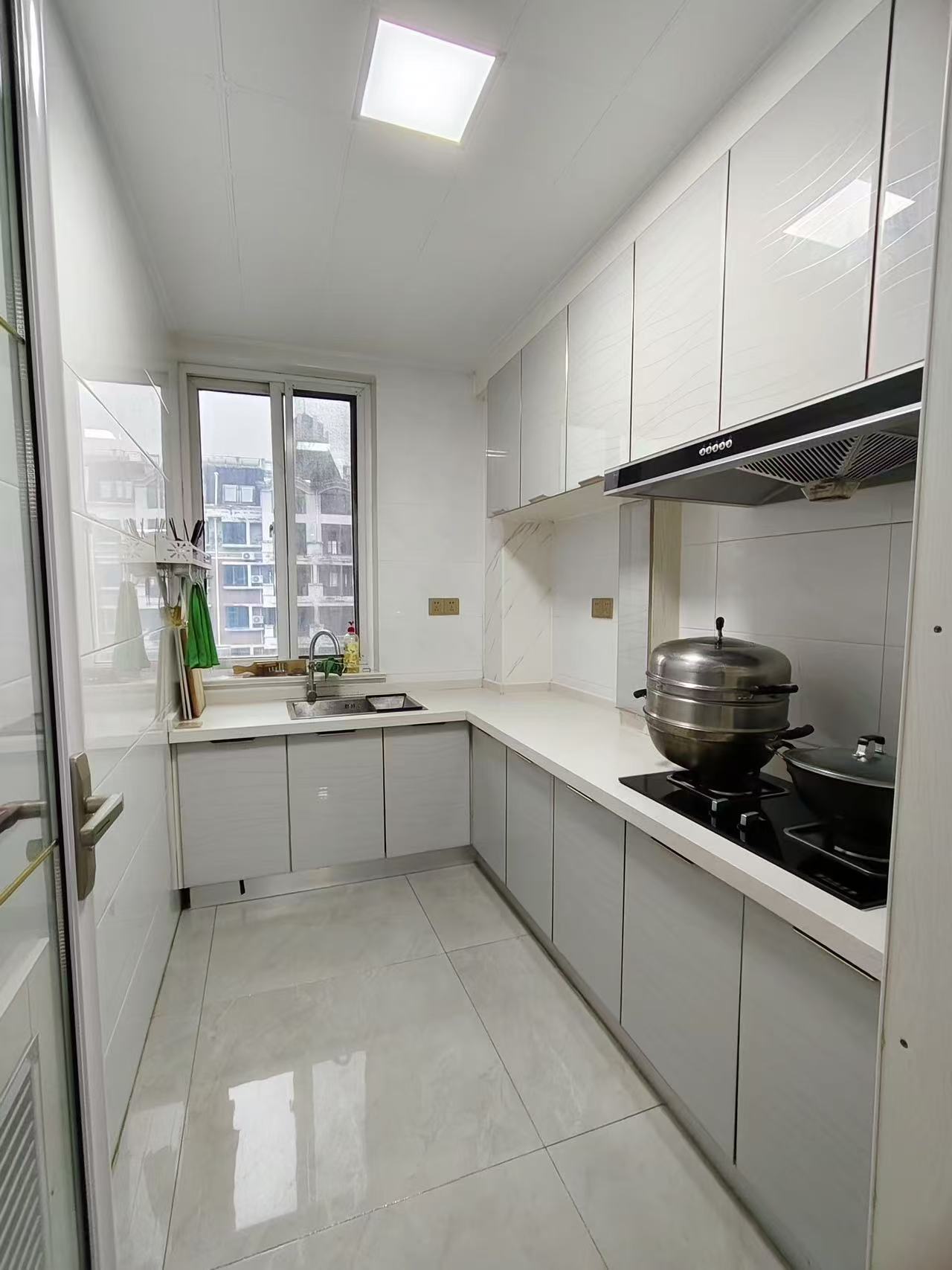 香湖彼岸出租97平2室980每月