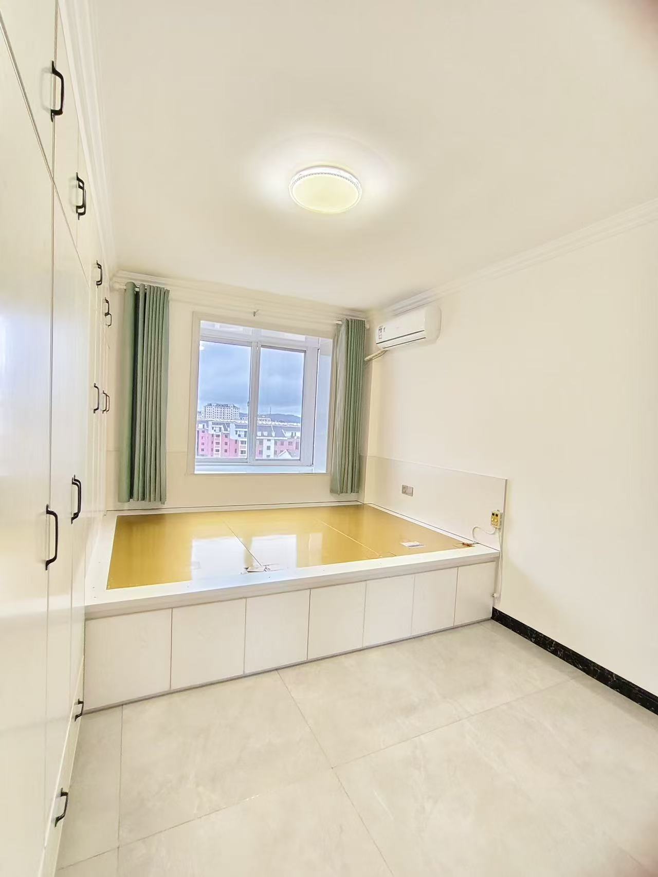 香湖彼岸出租97平2室980每月