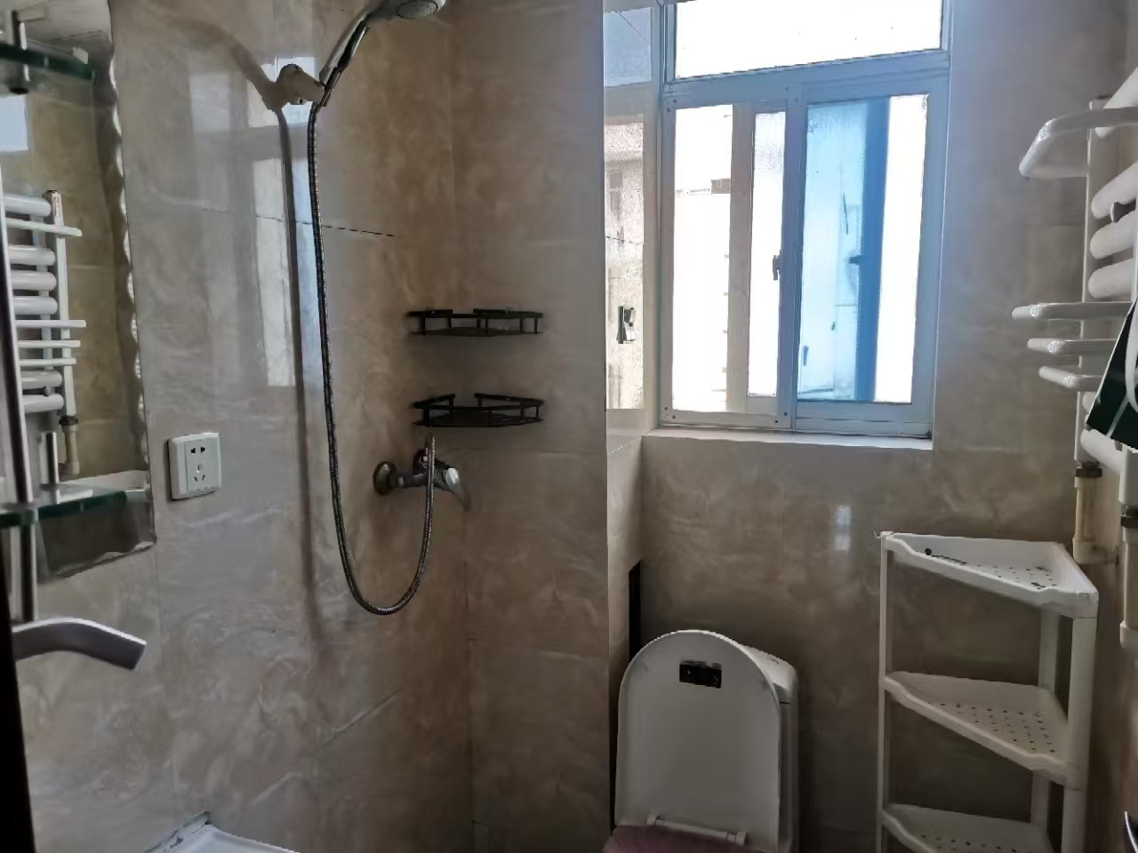 美食街住人四樓70.82平三室700元