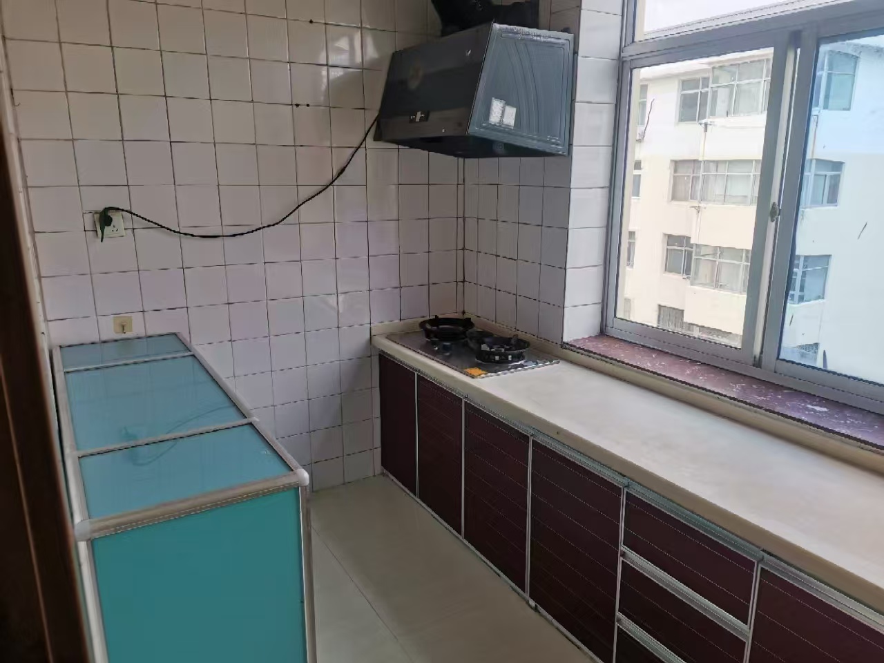 美食街住人四樓70.82平三室700元