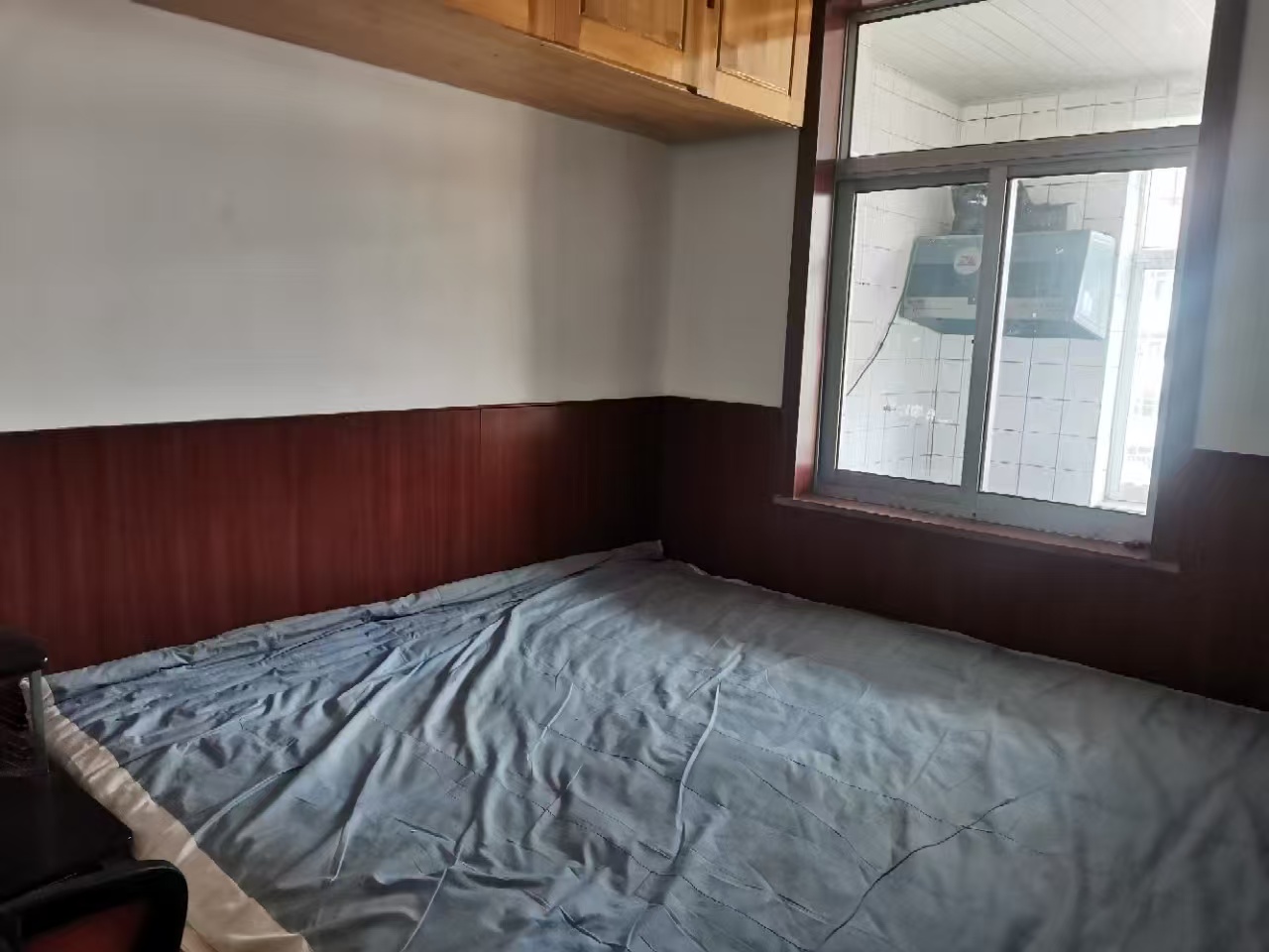 美食街住人四樓70.82平三室700元