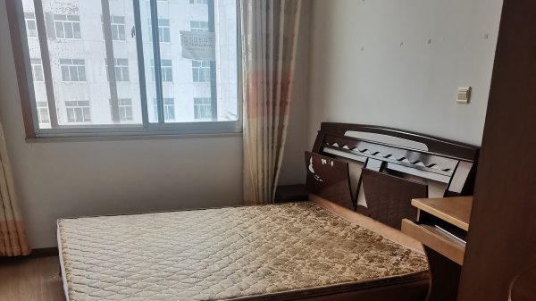 青山名居兩室一廳出租，離七里中學(xué)環(huán)山小學(xué)都很近，交通便利