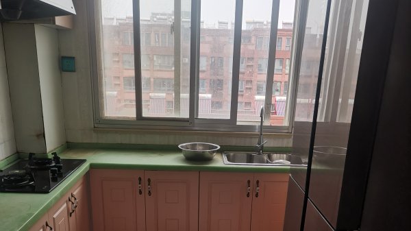 青山名居兩室一廳出租，離七里中學(xué)環(huán)山小學(xué)都很近，交通便利