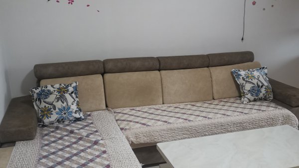 青山名居兩室一廳出租，離七里中學(xué)環(huán)山小學(xué)都很近，交通便利