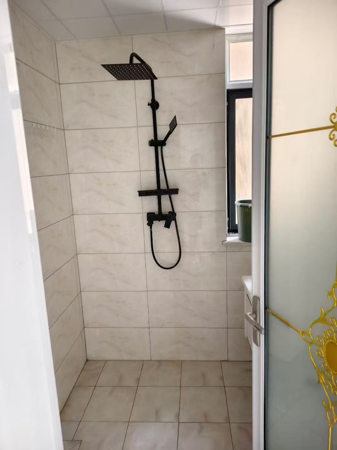 德紅世紀(jì)華府電梯房兩室每月1200元