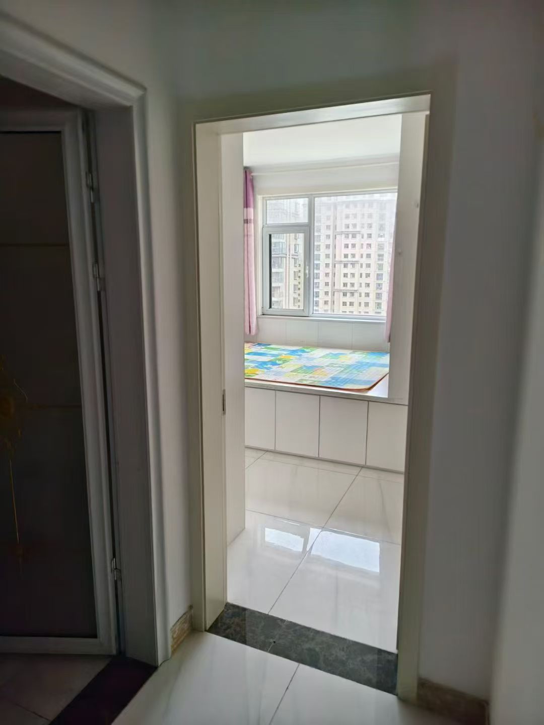 德紅世紀(jì)華府電梯房兩室每月1200元