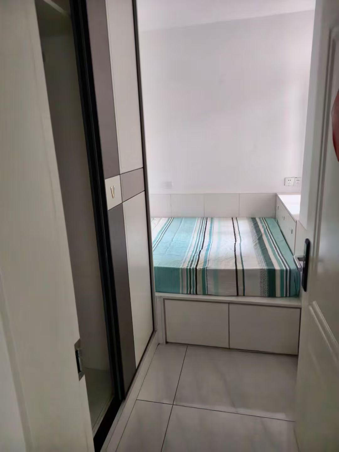 德紅世紀(jì)華府電梯房兩室每月1200元