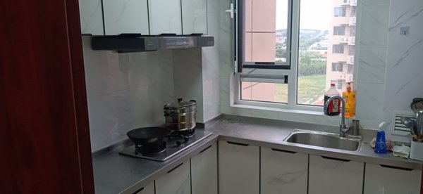 九里水頭小區(qū)12樓115平方三室一廳出租