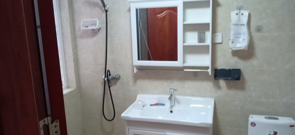 九里水頭小區(qū)12樓115平方三室一廳出租