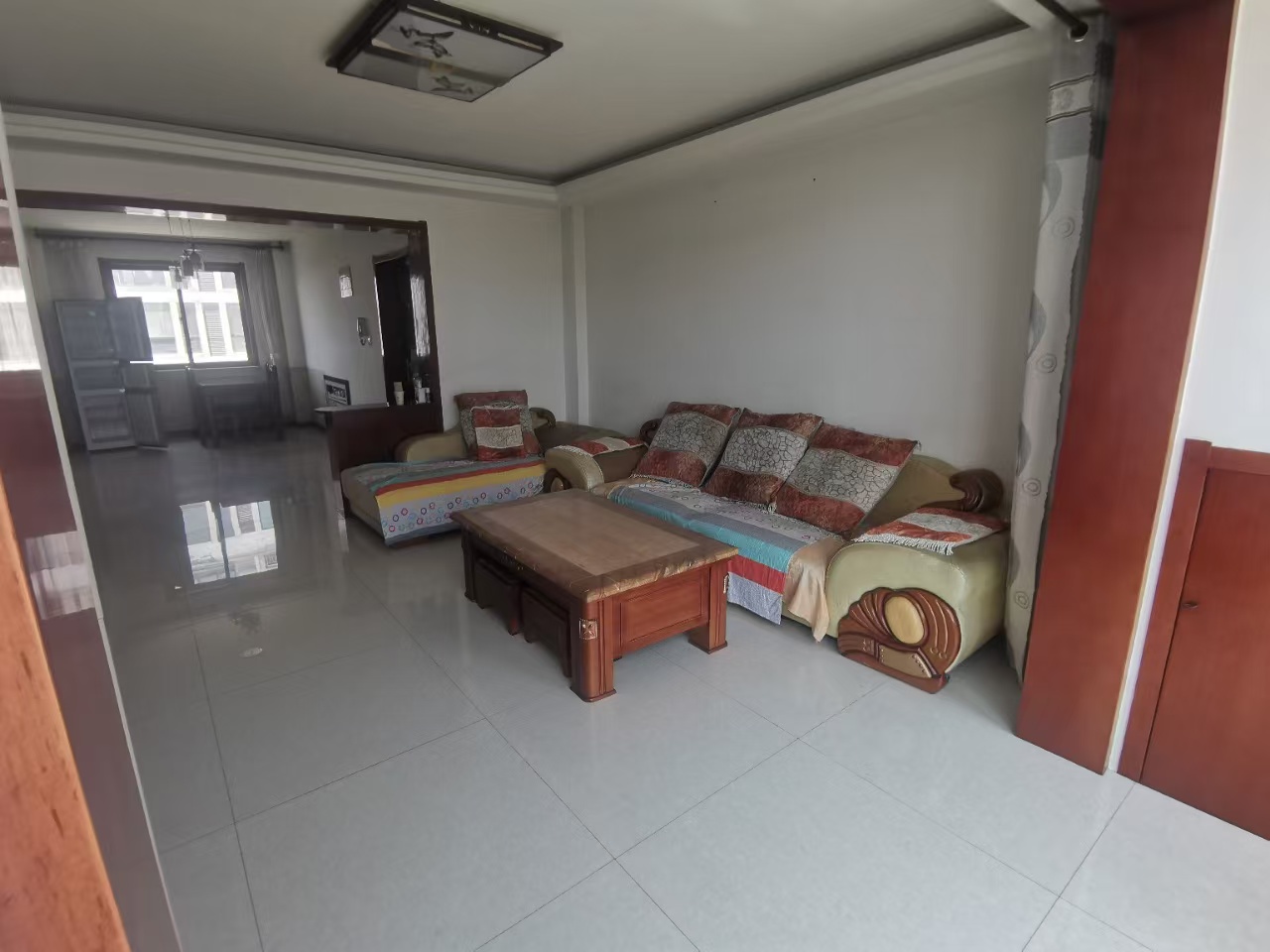 德潤花園住人三樓118平三室1200