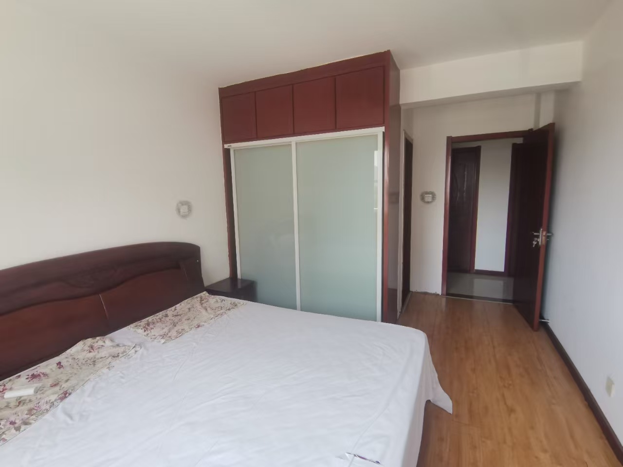 德潤花園住人三樓118平三室1200