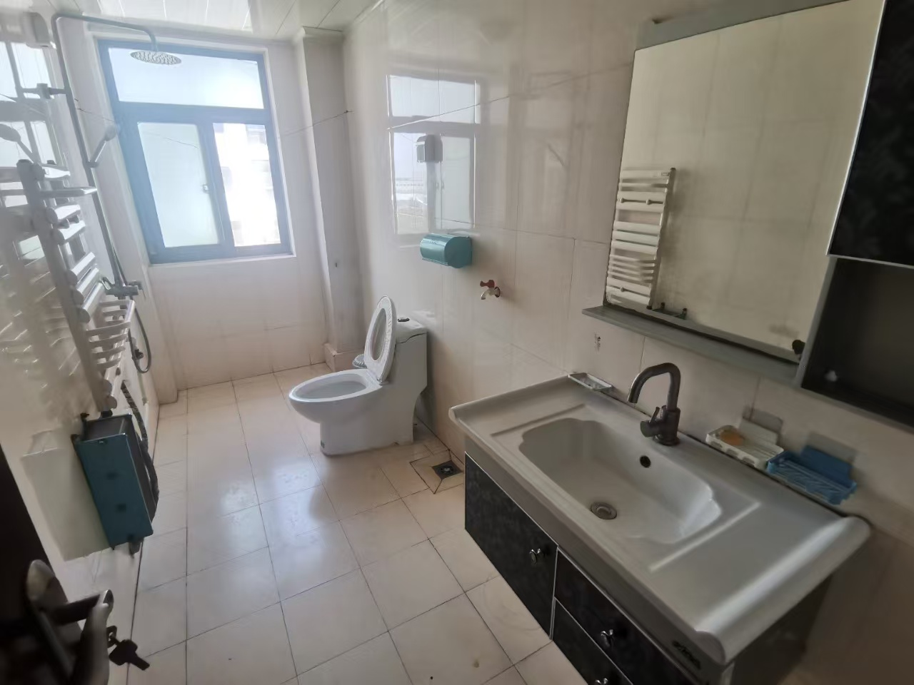 德潤花園住人三樓118平三室1200