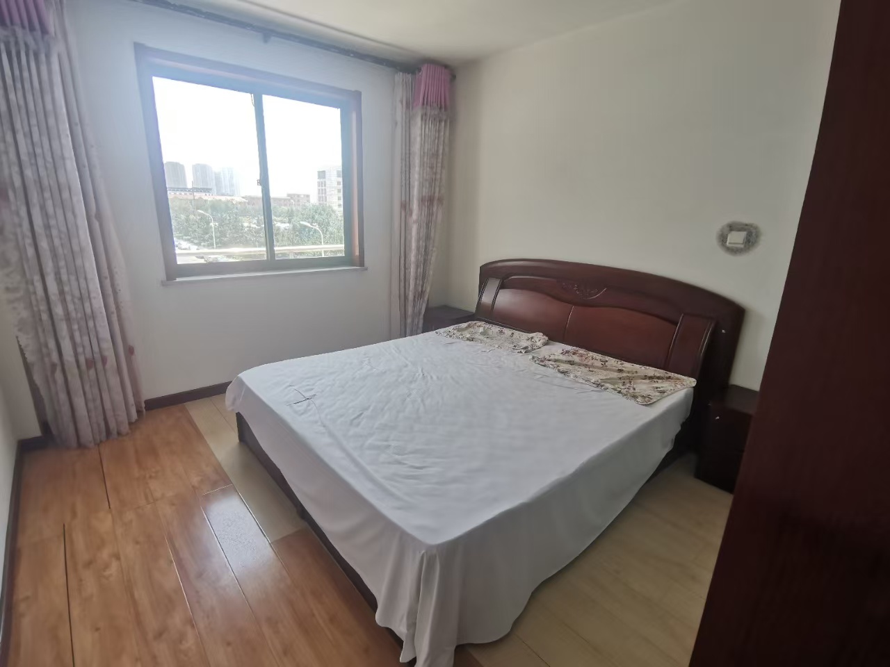 德潤花園住人三樓118平三室1200