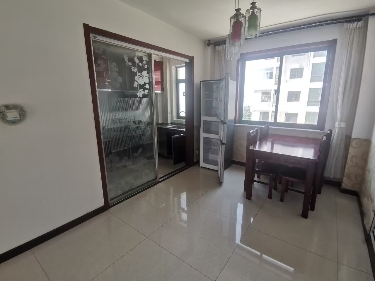 德潤花園住人三樓118平三室1200