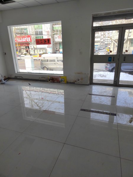 文登區(qū)五龍街家家悅超市對面，臨街商鋪，適合水果超市，足療店，