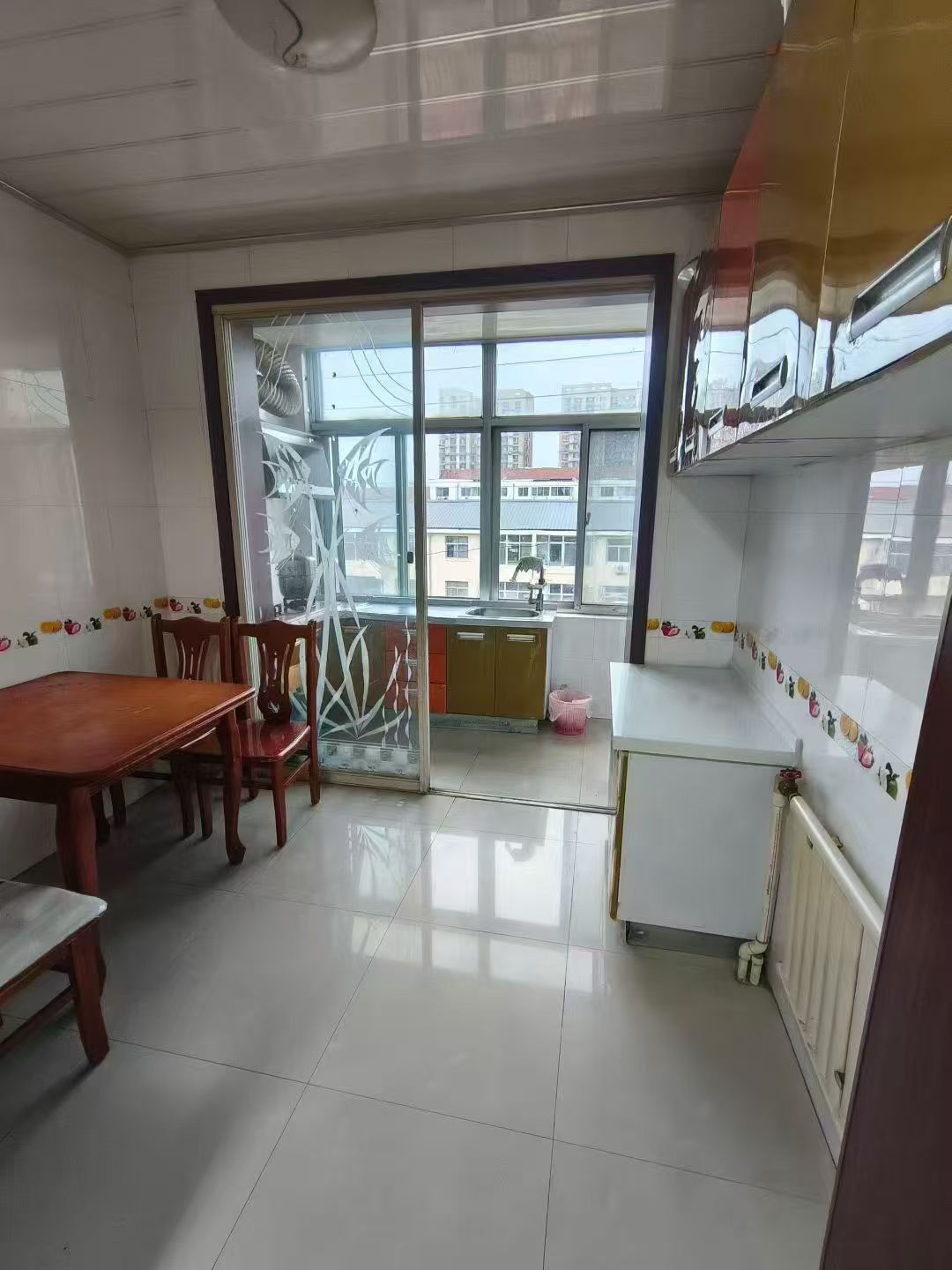 職工街3樓70平兩室月租700元