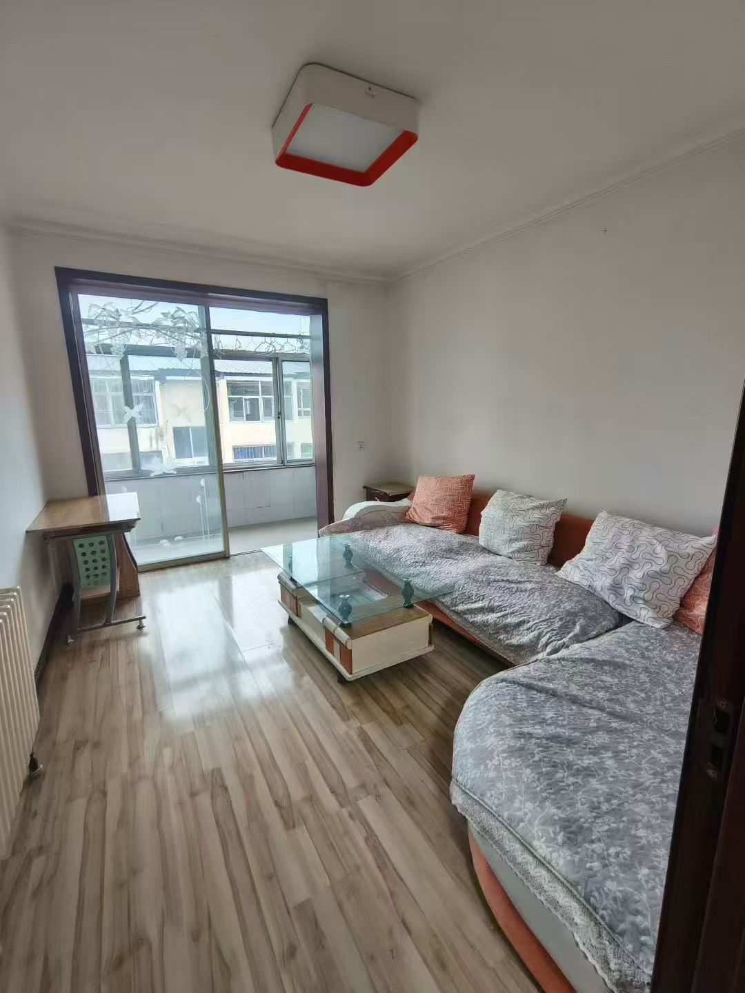 職工街3樓70平兩室月租700元