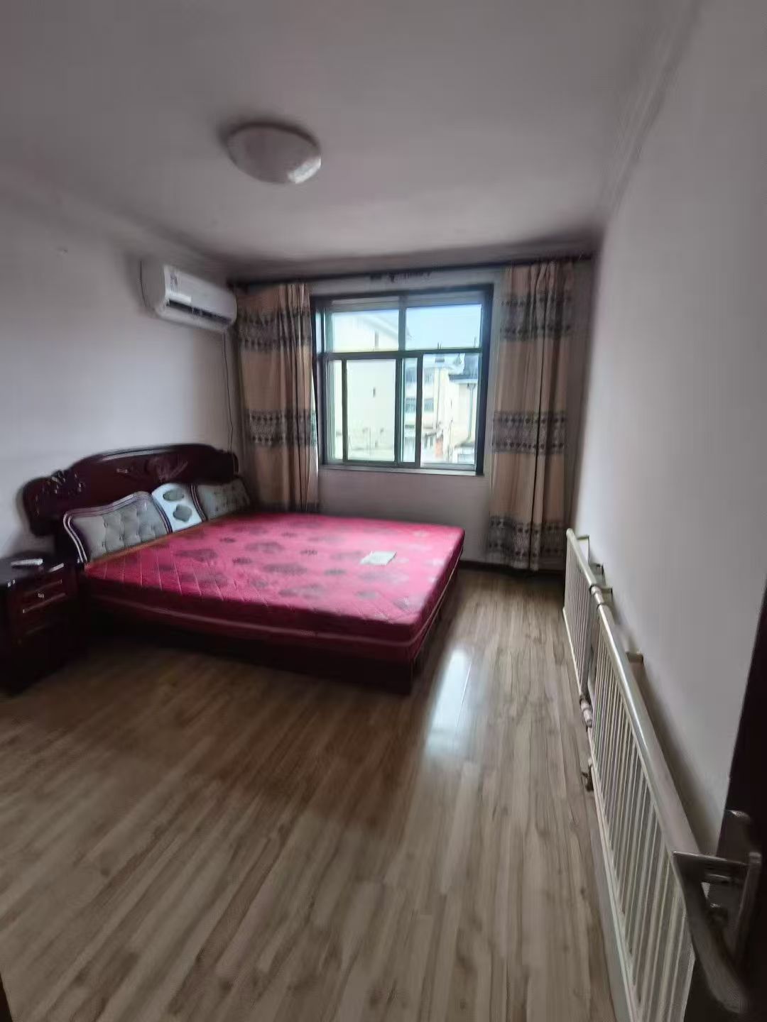 職工街3樓70平兩室月租700元