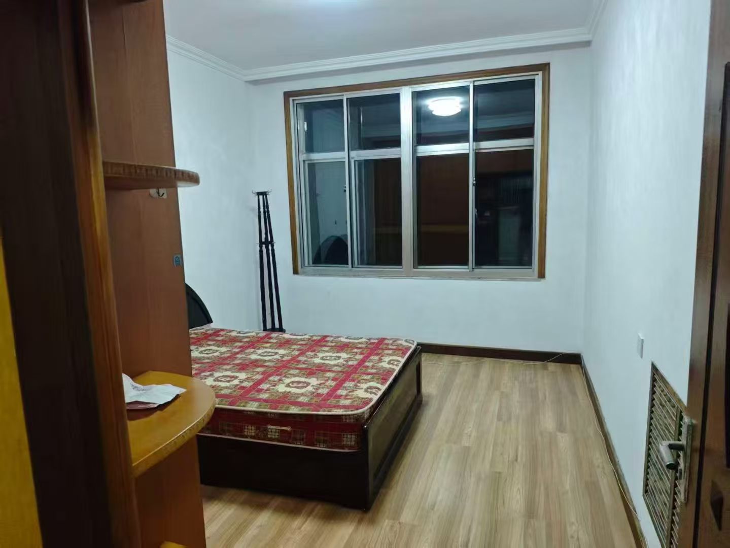 龍山路住人一樓120平三室月租750元