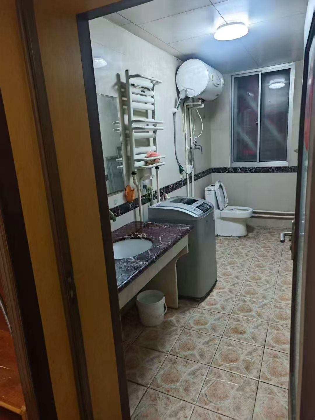 龍山路住人一樓120平三室月租750元