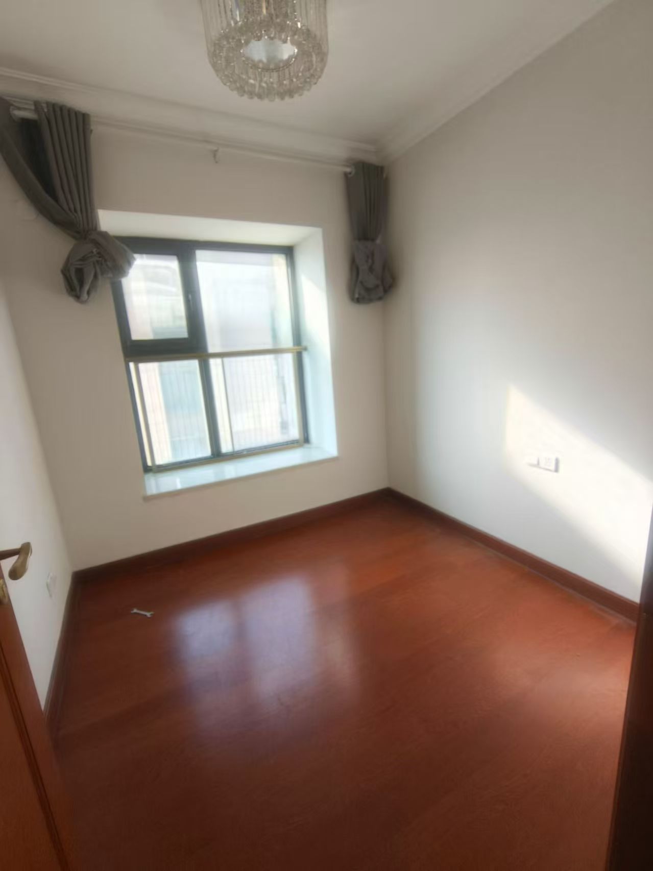 恒大翡翠華庭觀景好樓層126平三室兩衛(wèi)月租1500元