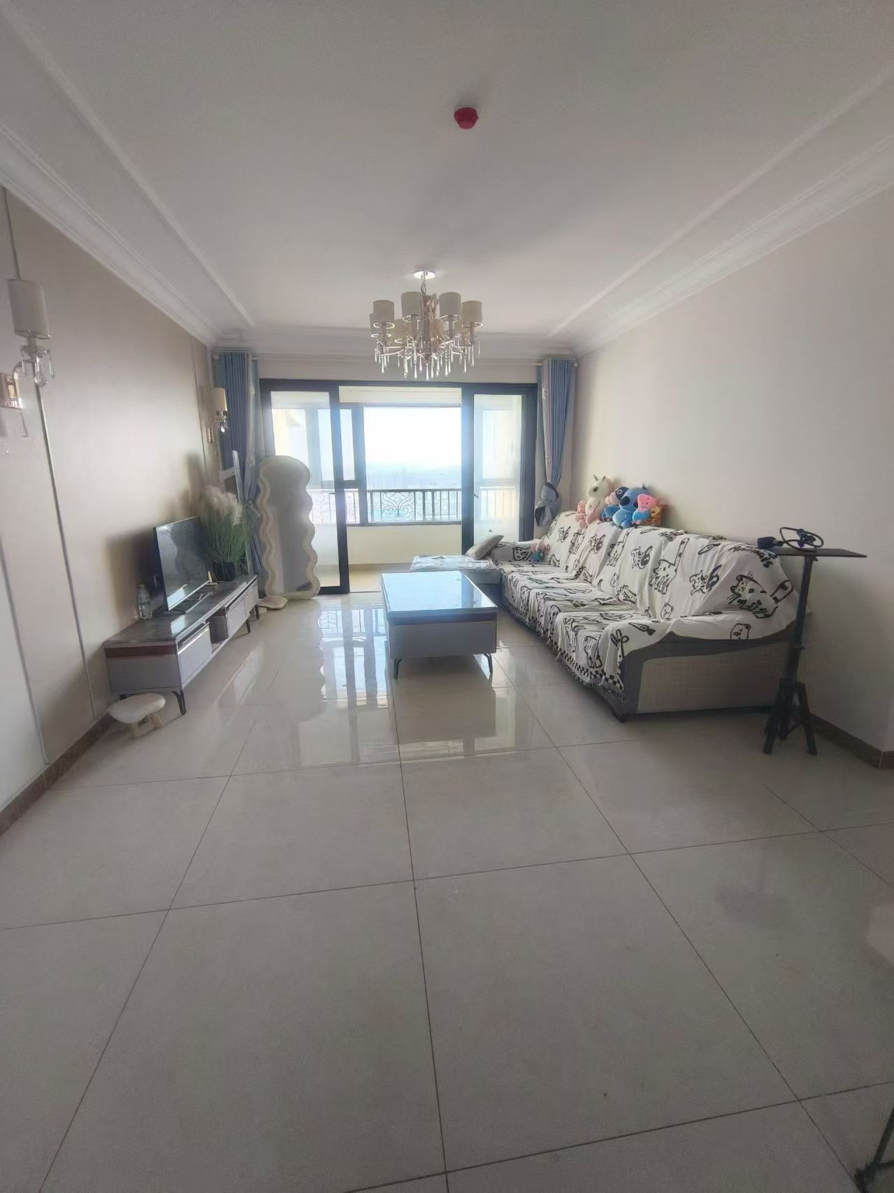 恒大翡翠華庭觀景好樓層126平三室兩衛(wèi)月租1500元