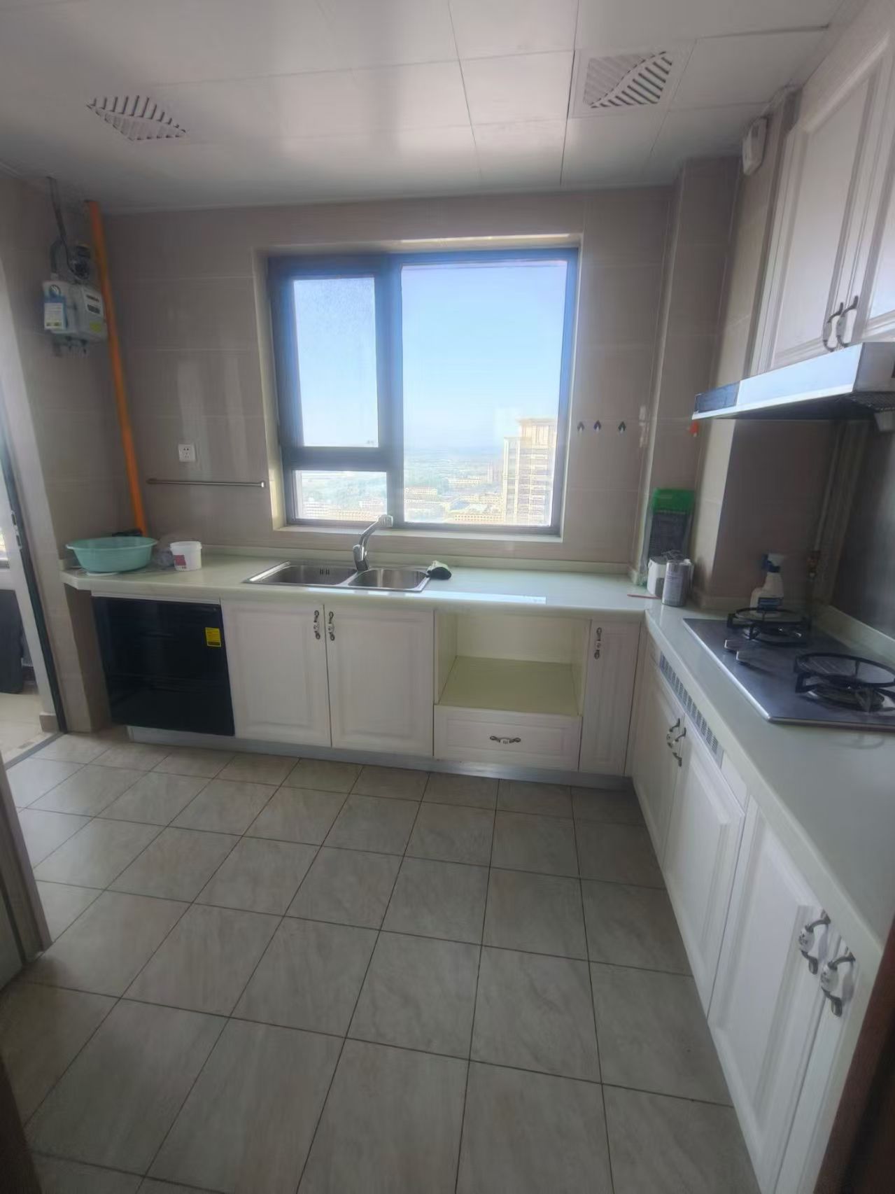 恒大翡翠華庭觀景好樓層126平三室兩衛(wèi)月租1500元