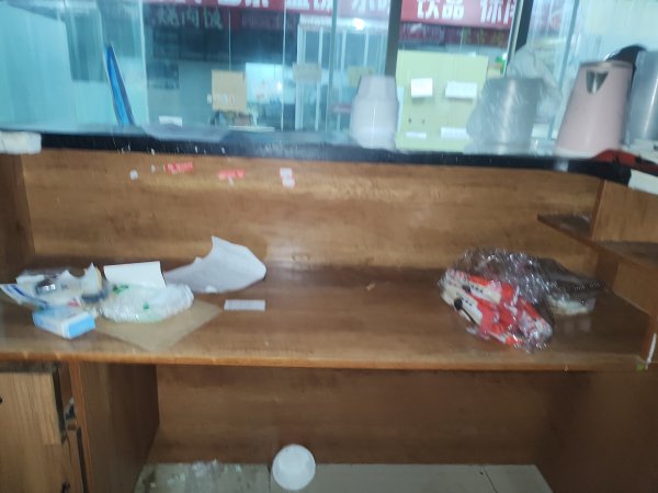 外賣店不干了，**物品清倉處理