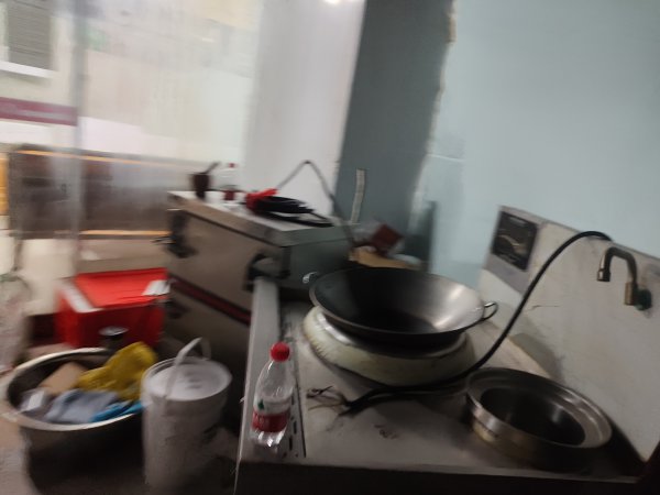 外賣店不干了，**物品清倉處理