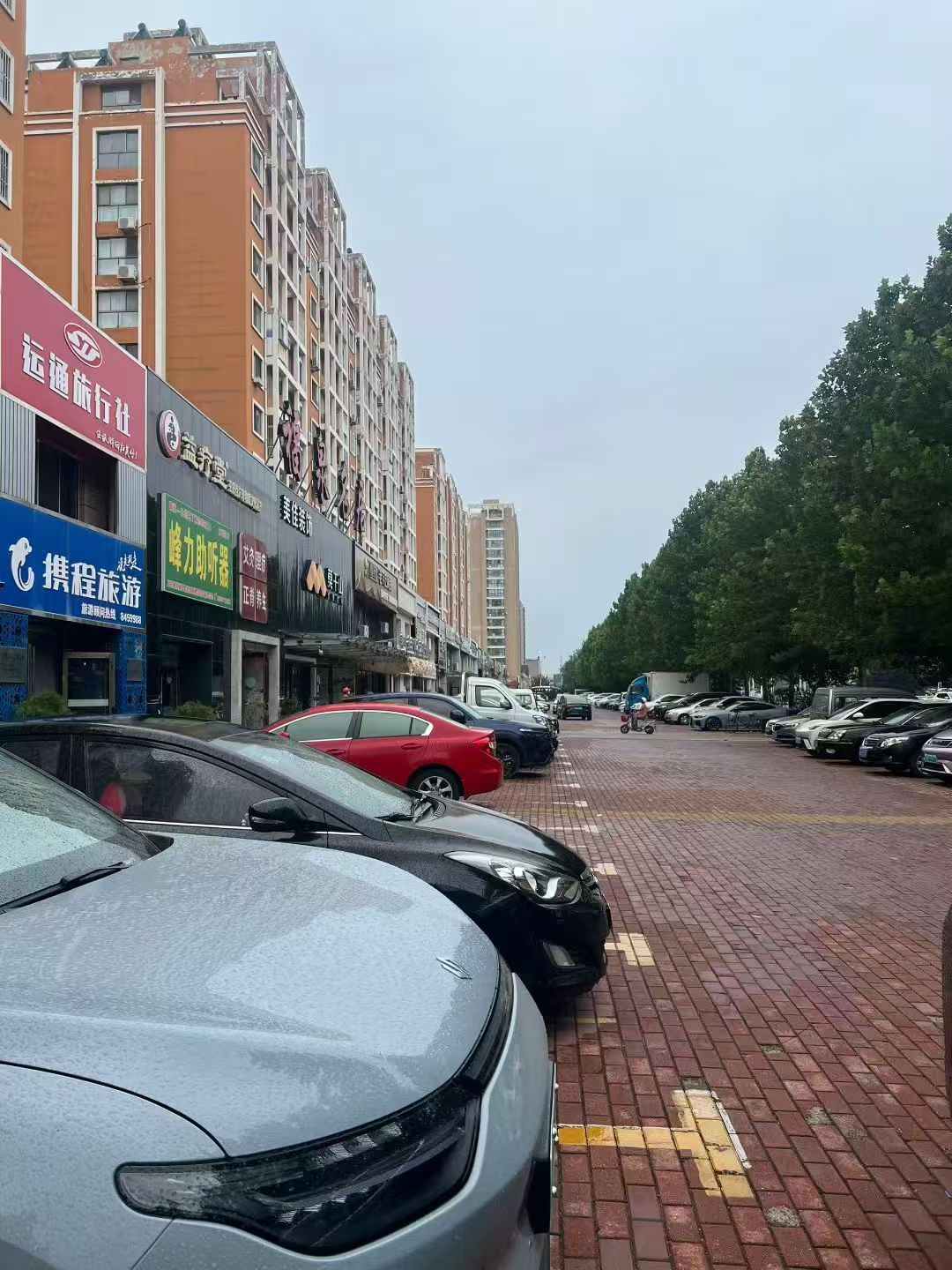 文登福泉名居小區(qū)北門東側有門市房對外出租