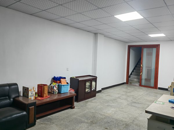 宏利物流對(duì)面兩層門市出租