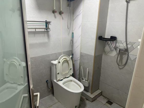 山偉學(xué)府電梯11樓35平月租800/月