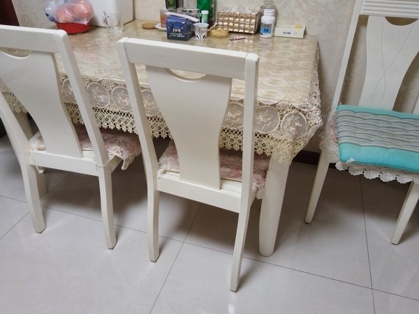 八成新餐桌、電視柜便宜轉(zhuǎn)讓