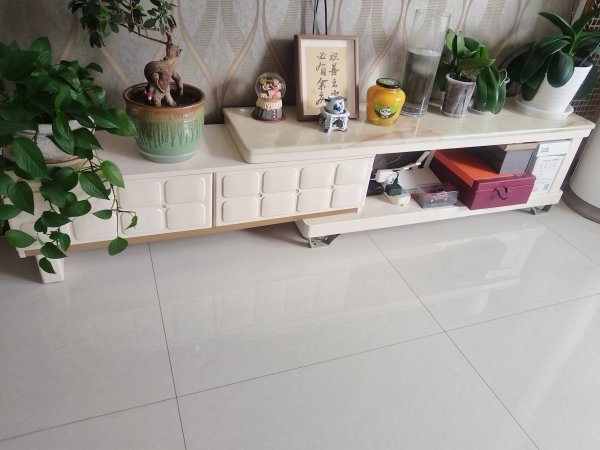 八成新餐桌、電視柜便宜轉(zhuǎn)讓