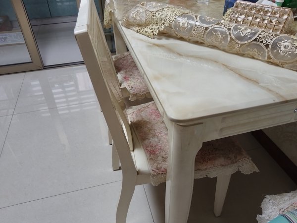 八成新餐桌、電視柜便宜轉(zhuǎn)讓