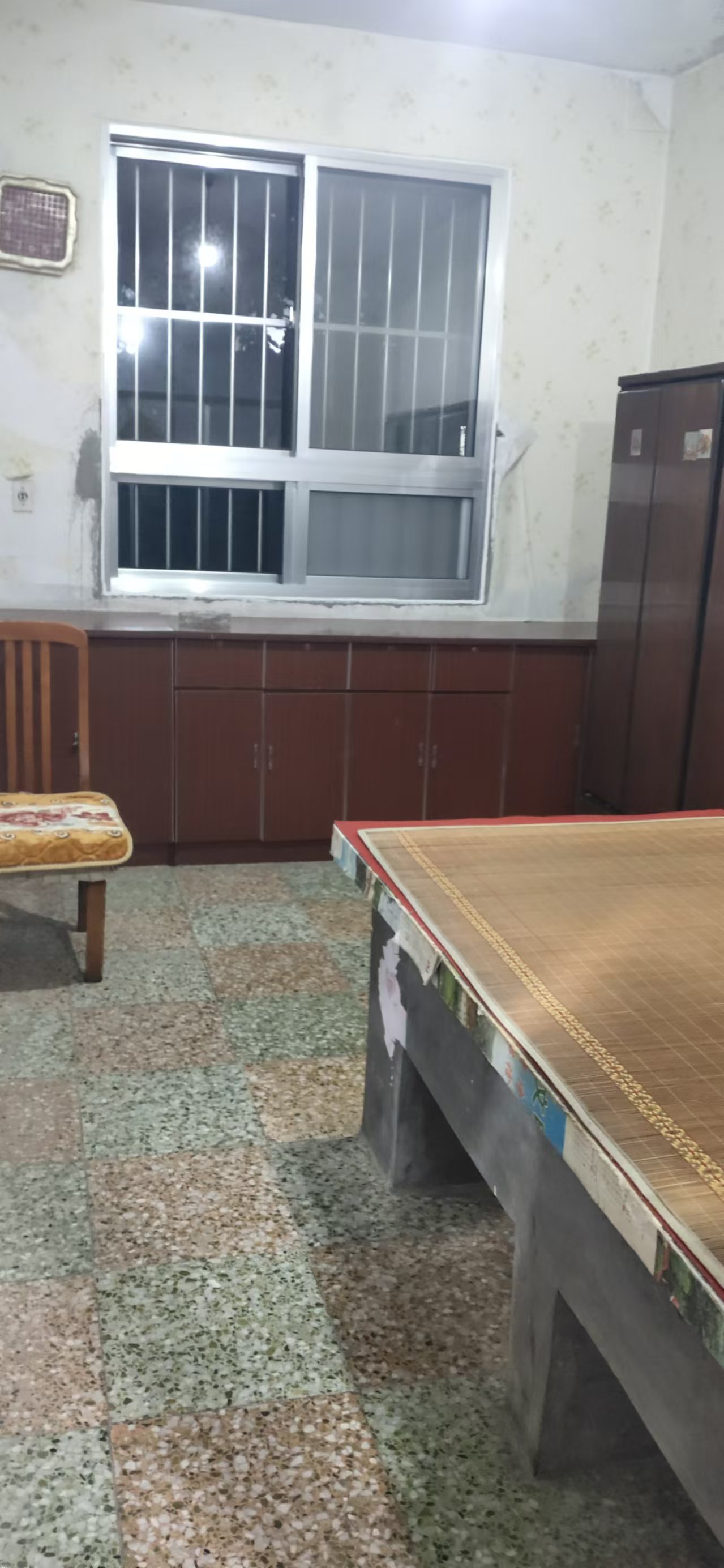 國(guó)貿(mào)大廈附近有民房?jī)砷g出租