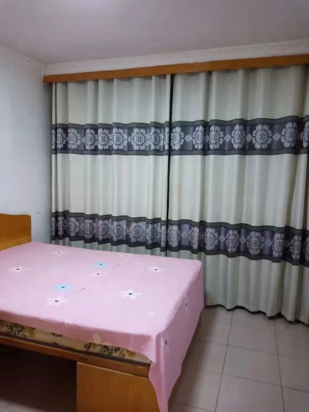 實驗中學(xué)西，距離中小學(xué)幼兒園不足10分鐘，距離小市場50米