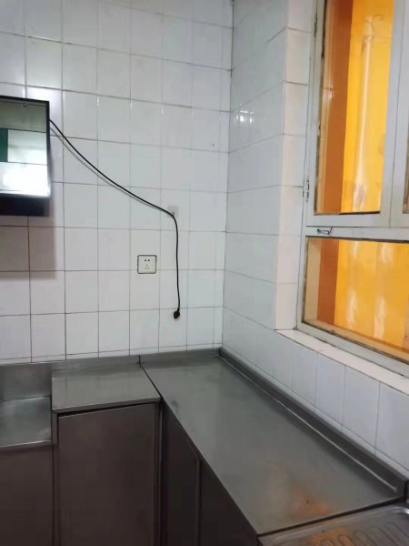 實驗中學(xué)西，距離中小學(xué)幼兒園不足10分鐘，距離小市場50米