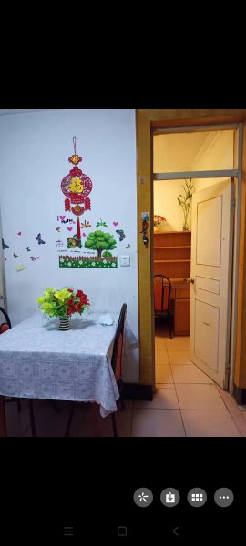 實驗中學(xué)西，距離中小學(xué)幼兒園不足10分鐘，距離小市場50米