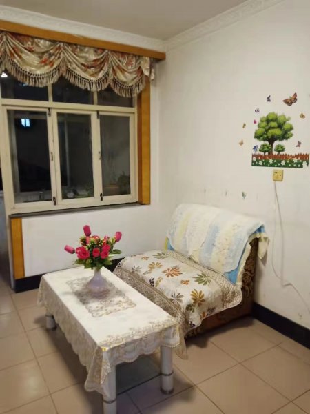 實驗中學(xué)西，距離中小學(xué)幼兒園不足10分鐘，距離小市場50米