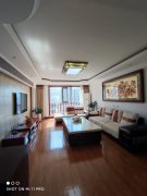 土地局家屬樓秀峰閣小區(qū)149.53平三室兩衛(wèi)75.8萬