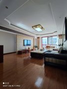 土地局家屬樓秀峰閣小區(qū)149.53平三室兩衛(wèi)75.8萬